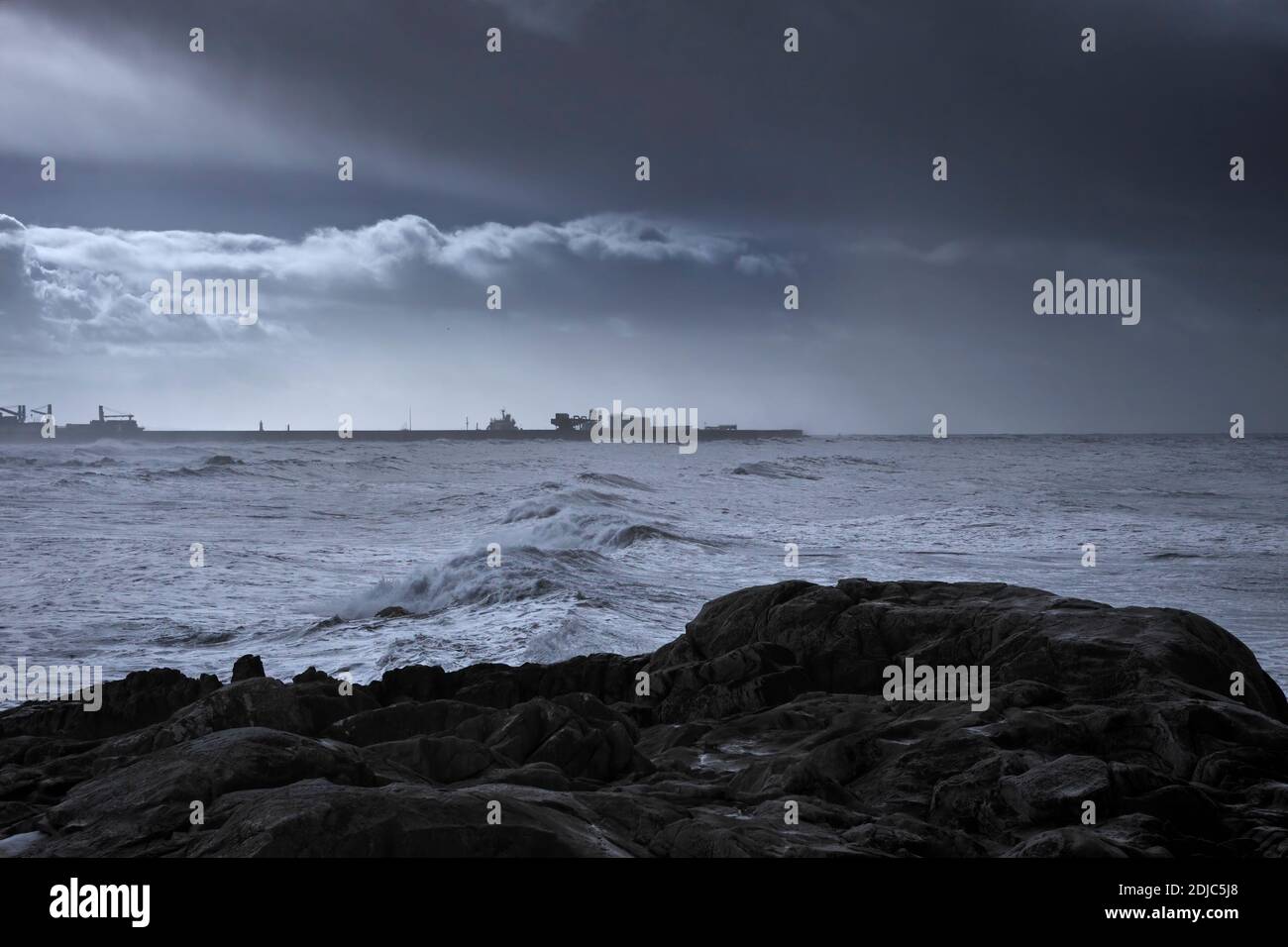 Dunkle Meereslandschaft mit Blick auf Leixoes Hafen Nordwand. Infrarotfilter verwendet. Stockfoto
