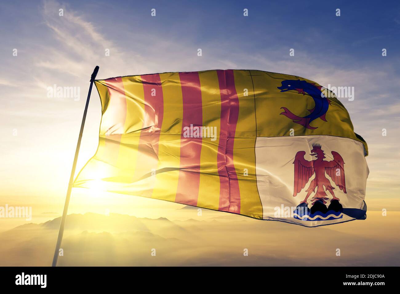 Provence-Alpes-Cote d'Azur von Frankreich Flagge winken auf der Spitze Sonnenaufgang Nebelnebel Stockfoto