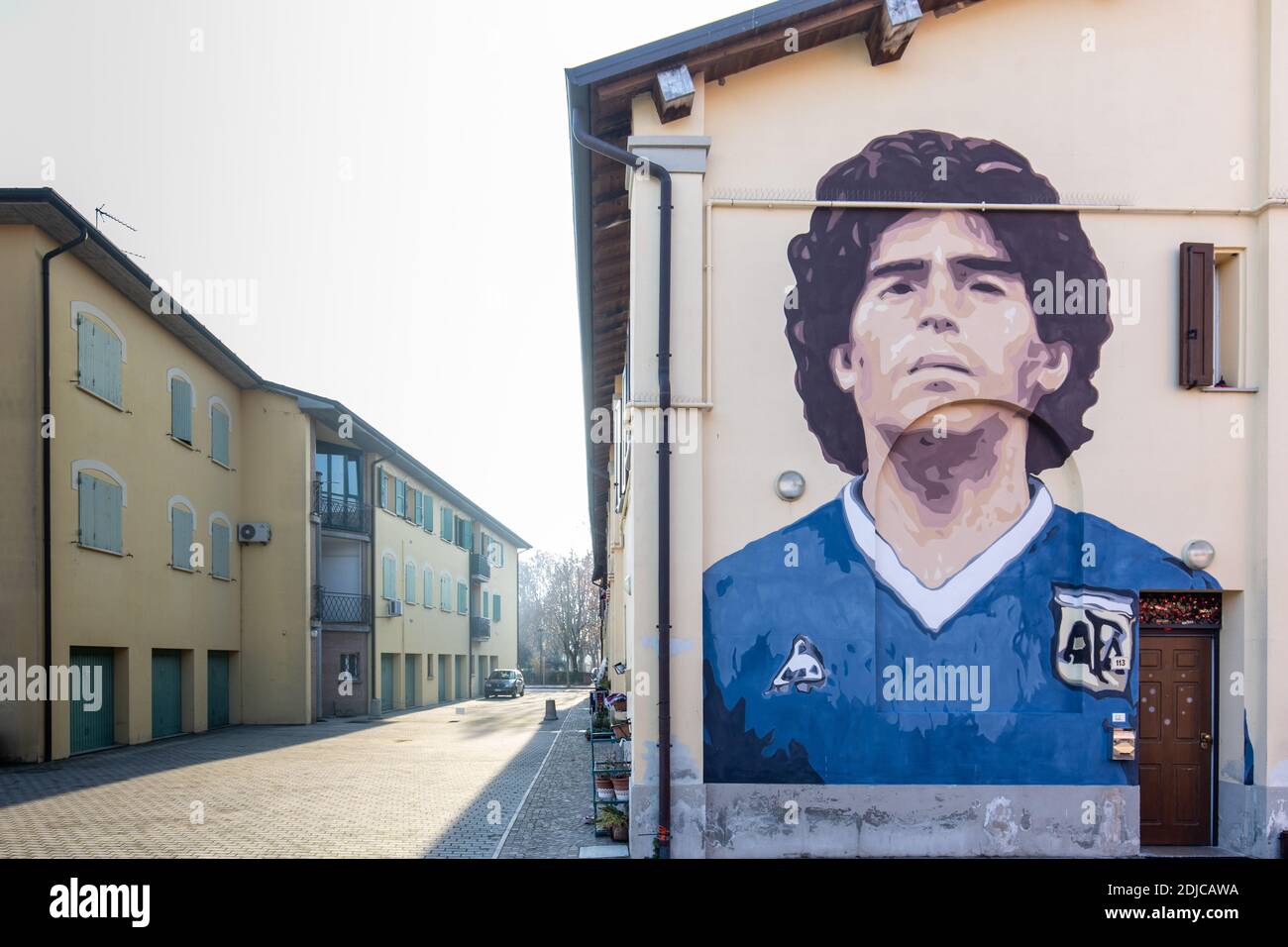 Molinella, 14. Dezember 2020. Ein Wandgemälde in Erinnerung an Diego Armando Maradona in der Verdi Street in Molinella, Italien. Kredit: Filippo Rubin / Alamy Live Nachrichten Stockfoto