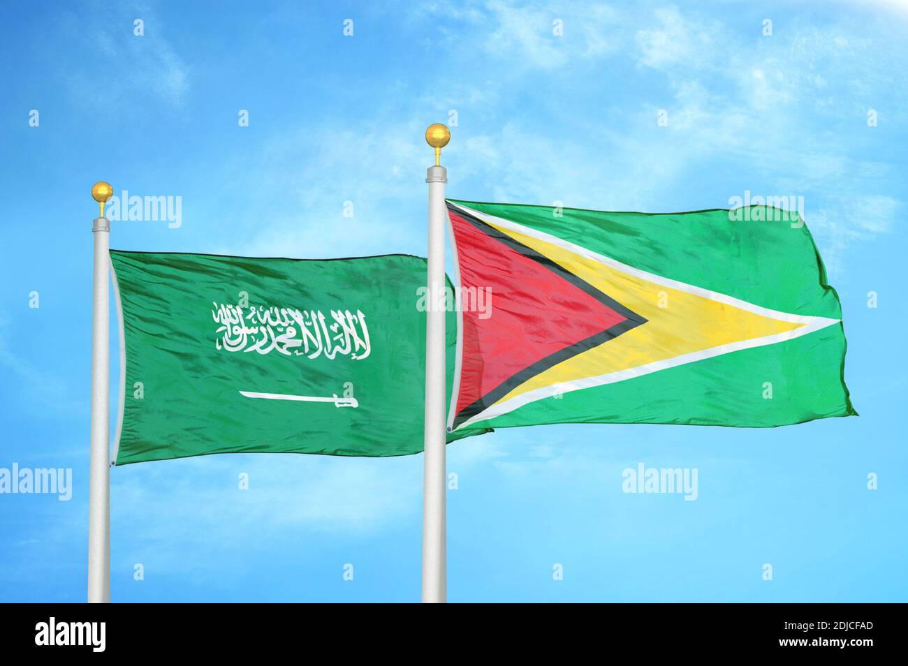 Saudi-Arabien und Guyana zwei Flaggen auf Fahnenmasten und blau wolkiger Himmel Stockfoto