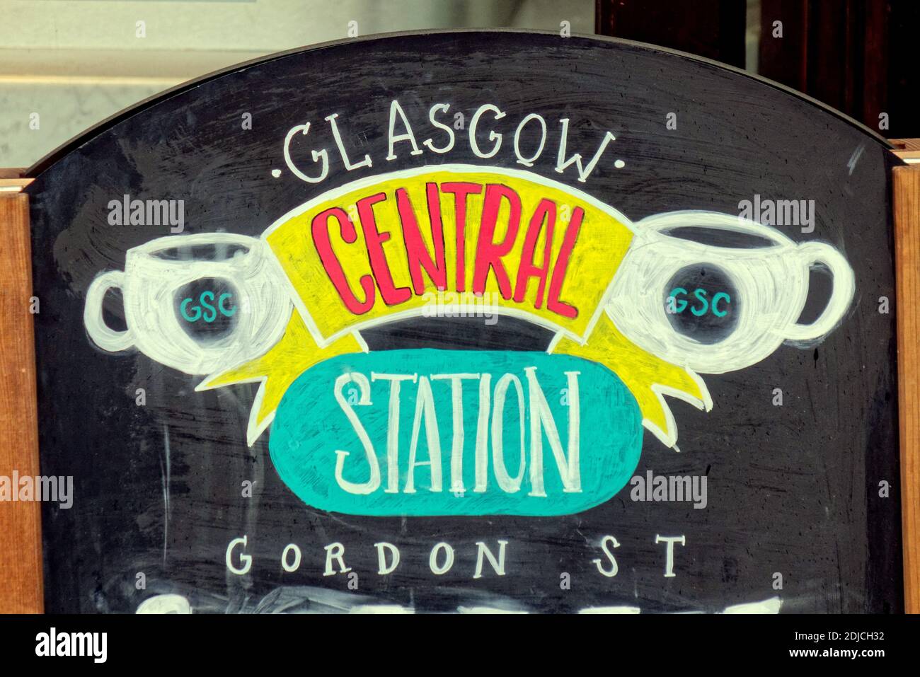 Glasgow, Schottland, Großbritannien, 14. Dezember 2020: Nicht wie Weihnachten in der Stadt, wie dumm Wetter und covid kombinieren, um den Geist zu senken und die Seele der Stadt zu zerstören.. Hauptbahnhof einer der wenigen öffentlichen Bereiche mit einer Anzeige und Krippe, aber nur wenige Reisende wegen covid.Credit: Gerard Ferry/Alamy Live News Stockfoto Glasgow, Schottland, Großbritannien, 14. Dezember 2020: Nicht wie Weihnachten in der Stadt, wie dumm Wetter und covid kombinieren, um den Geist zu senken und die Seele der Stadt zu zerstören.. Hauptbahnhof einer der wenigen öffentlichen Bereiche mit einer Anzeige und Krippe, aber nur wenige Reisende wegen covid.Credit: Gerard Ferry/Alamy Live News Stockfoto