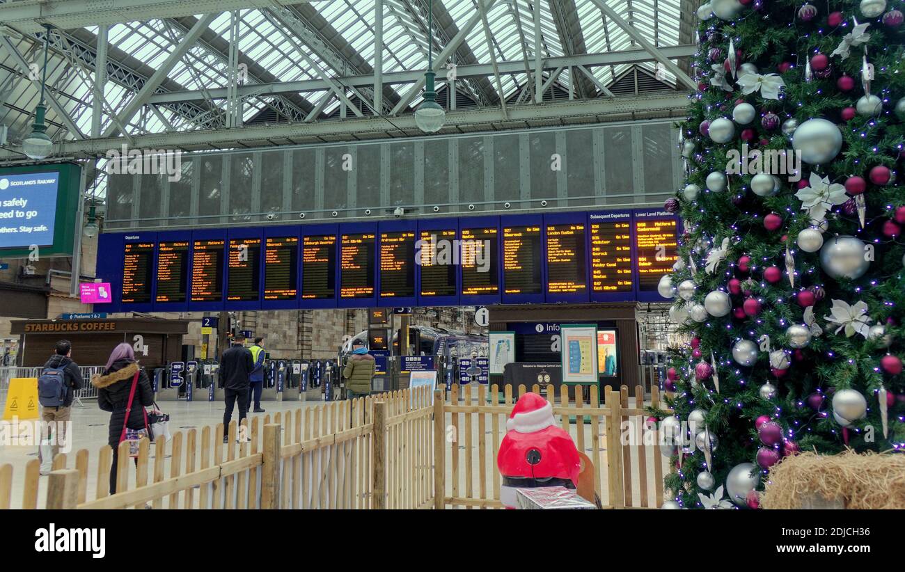 Glasgow, Schottland, Großbritannien, 14. Dezember 2020: Nicht wie Weihnachten in der Stadt, wie dumm Wetter und covid kombinieren, um den Geist zu senken und die Seele der Stadt zu zerstören.. Hauptbahnhof einer der wenigen öffentlichen Bereiche mit einer Anzeige und Krippe, aber nur wenige Reisende wegen covid.Credit: Gerard Ferry/Alamy Live News Stockfoto Glasgow, Schottland, Großbritannien, 14. Dezember 2020: Nicht wie Weihnachten in der Stadt, wie dumm Wetter und covid kombinieren, um den Geist zu senken und die Seele der Stadt zu zerstören.. Hauptbahnhof einer der wenigen öffentlichen Bereiche mit einer Anzeige und Krippe, aber nur wenige Reisende wegen covid.Credit: Gerard Ferry/Alamy Live News Stockfoto