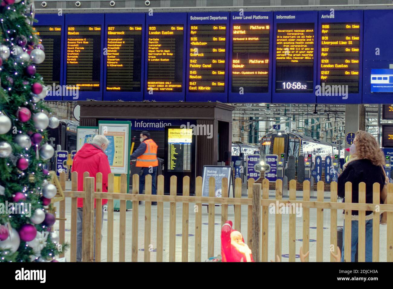 Glasgow, Schottland, Großbritannien, 14. Dezember 2020: Nicht wie Weihnachten in der Stadt, wie dumm Wetter und covid kombinieren, um den Geist zu senken und die Seele der Stadt zu zerstören.. Hauptbahnhof einer der wenigen öffentlichen Bereiche mit einer Anzeige und Krippe, aber nur wenige Reisende wegen covid.Credit: Gerard Ferry/Alamy Live News Stockfoto Glasgow, Schottland, Großbritannien, 14. Dezember 2020: Nicht wie Weihnachten in der Stadt, wie dumm Wetter und covid kombinieren, um den Geist zu senken und die Seele der Stadt zu zerstören.. Hauptbahnhof einer der wenigen öffentlichen Bereiche mit einer Anzeige und Krippe, aber nur wenige Reisende wegen covid.Credit: Gerard Ferry/Alamy Live News Stockfoto