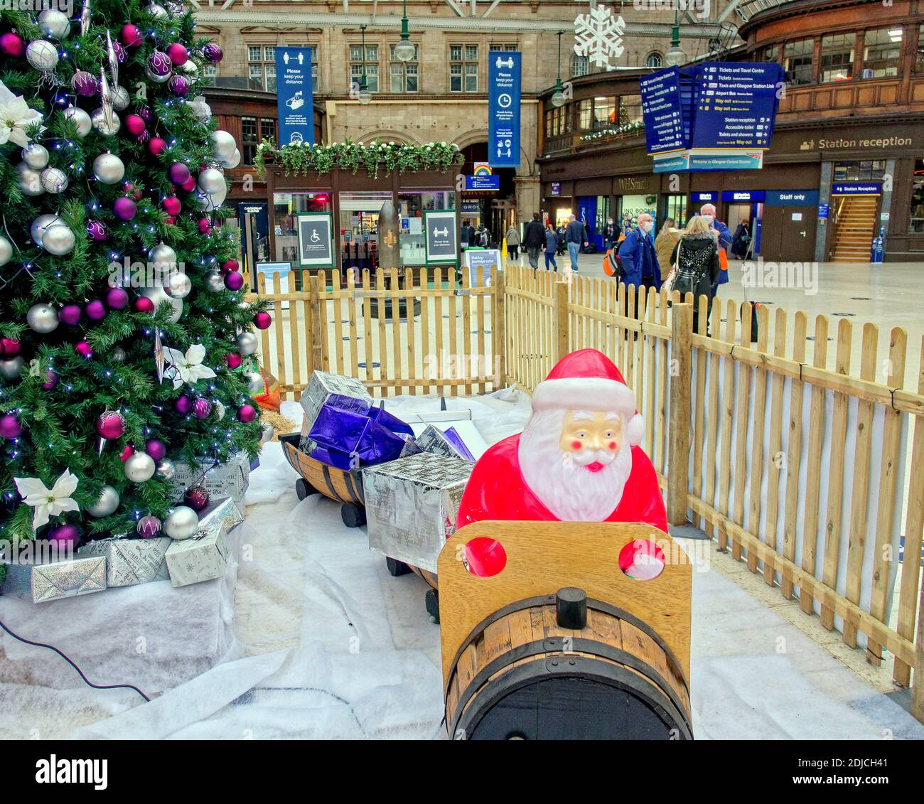 Glasgow, Schottland, Großbritannien, 14. Dezember 2020: Nicht wie Weihnachten in der Stadt, wie dumm Wetter und covid kombinieren, um den Geist zu senken und die Seele der Stadt zu zerstören.. Hauptbahnhof einer der wenigen öffentlichen Bereiche mit einer Anzeige und Krippe, aber nur wenige Reisende wegen covid.Credit: Gerard Ferry/Alamy Live News Stockfoto Glasgow, Schottland, Großbritannien, 14. Dezember 2020: Nicht wie Weihnachten in der Stadt, wie dumm Wetter und covid kombinieren, um den Geist zu senken und die Seele der Stadt zu zerstören.. Hauptbahnhof einer der wenigen öffentlichen Bereiche mit einer Anzeige und Krippe, aber nur wenige Reisende wegen covid.Credit: Gerard Ferry/Alamy Live News Stockfoto