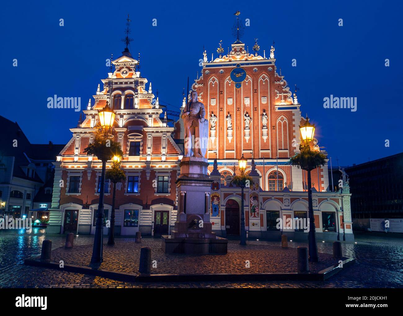 RIGA - CA. NOVEMBER 2018: Haus der Schwarzhäupter in der Regennacht, November 2018 in Lettland Stockfoto