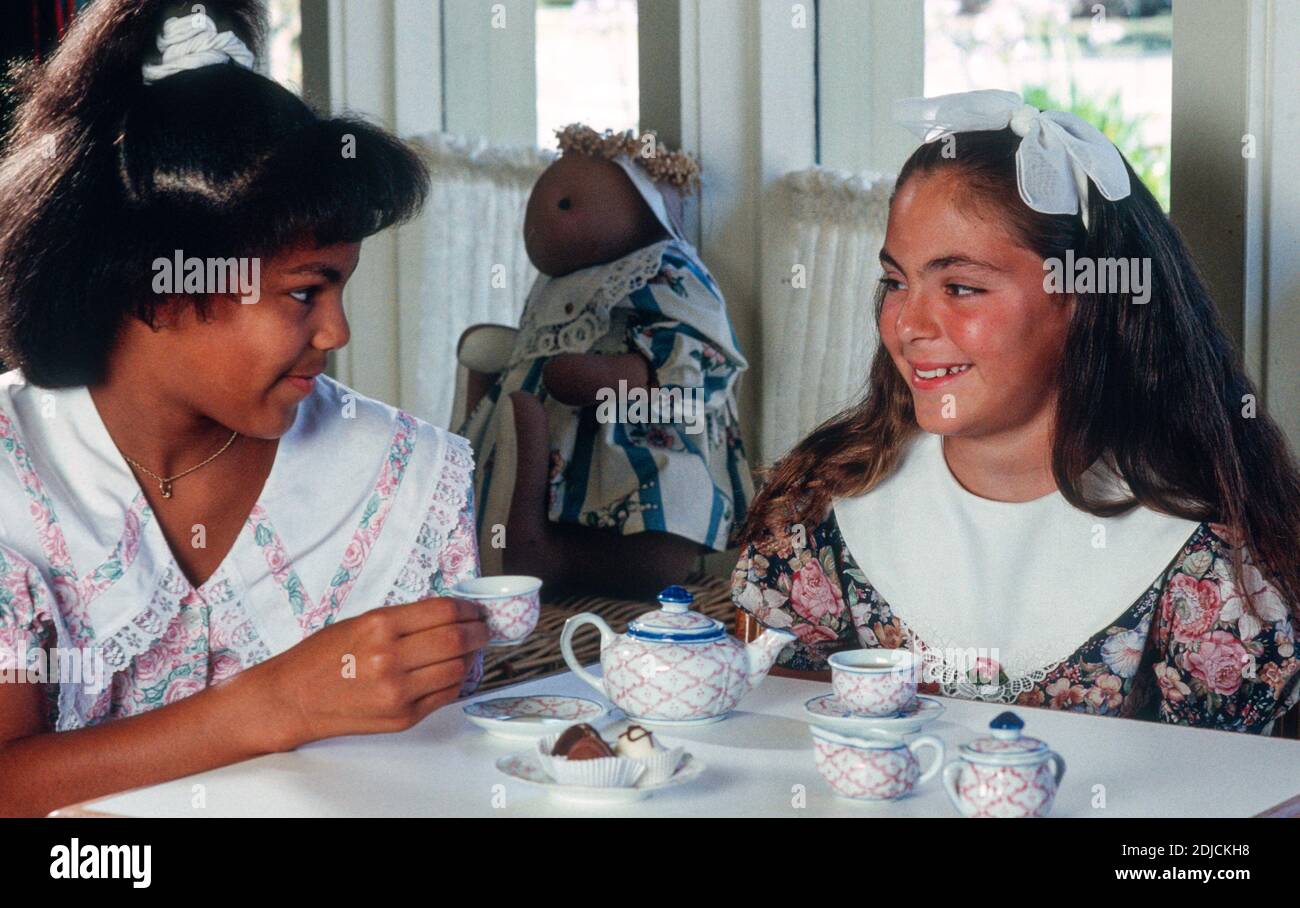 Zwei junge Mädchen genießen ein Tea Party Spiel Datum, 1993, USA Stockfoto