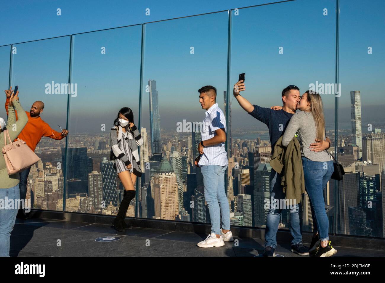 Touristen am Edge Observation Deck, Hudson Yards, NYC, USA Stockfoto