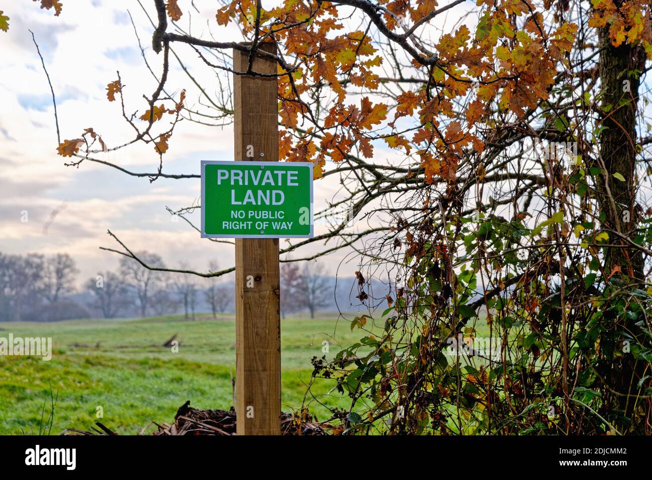 Unterzeichnen Sie auf einem ländlichen Post, der die Öffentlichkeit über 'Private Land No Public Right of Way' informiert, Byfleet Surrey England UK Stockfoto