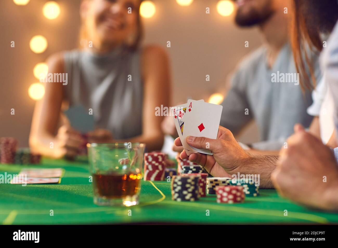 Ass und König aka Big Slick in Hand des Menschen Sitzen am Kartentisch unter Freunden spielen Poker Stockfoto