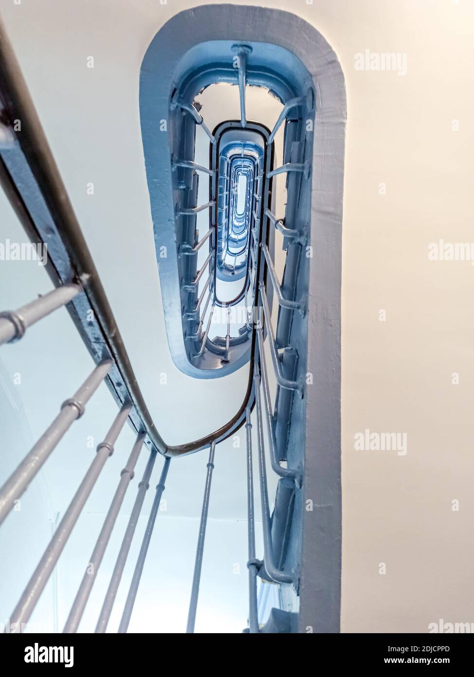 Blaue Wendeltreppe Paris. Eingang in Frankreich mit einer kornblumenblauen Treppe. Ansicht von unten Stockfoto
