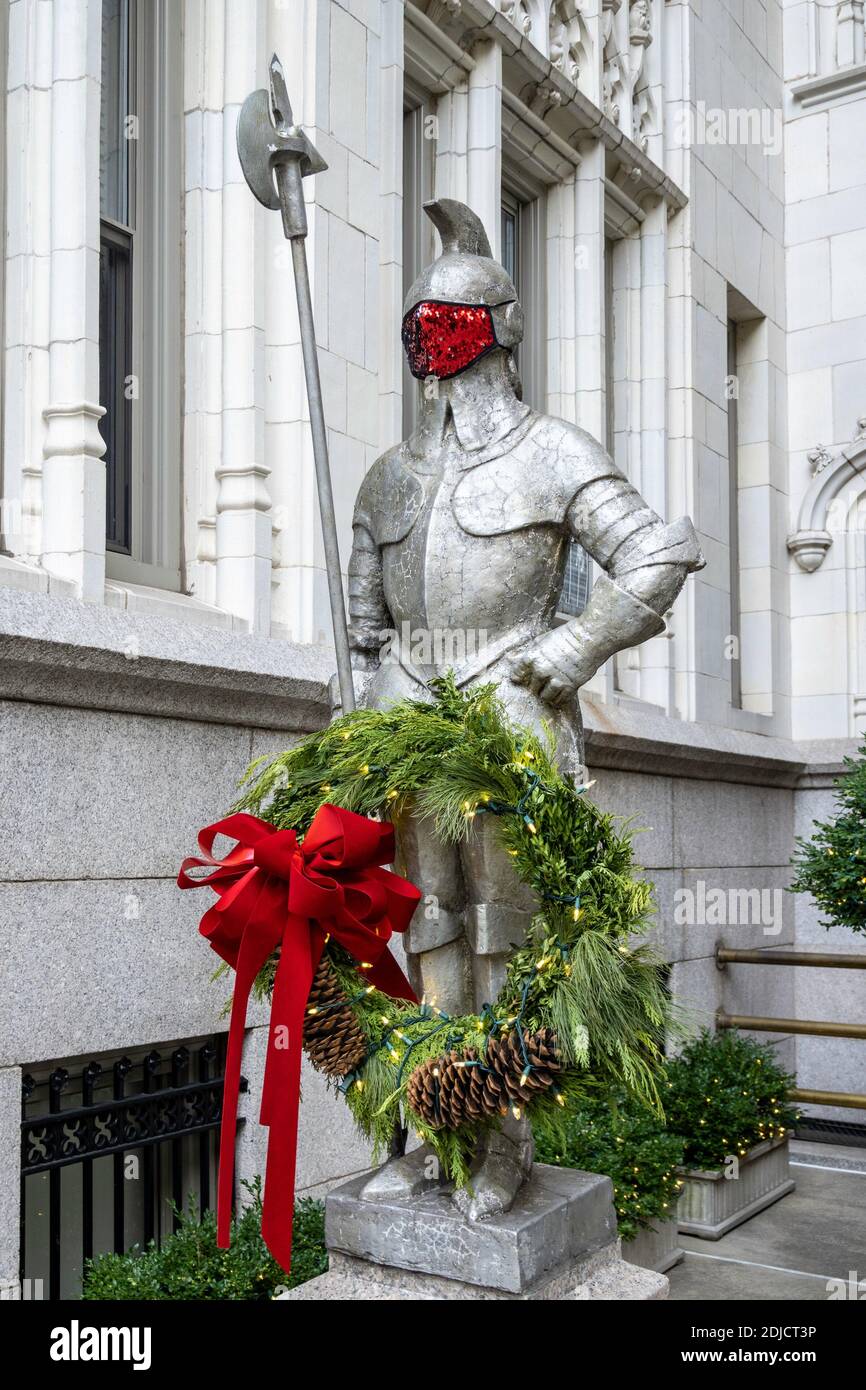 Gepanzerter Ritter Bewachung Wohnungshaus Eingang während der Weihnachtszeit, Gramercy Park, NYC Stockfoto