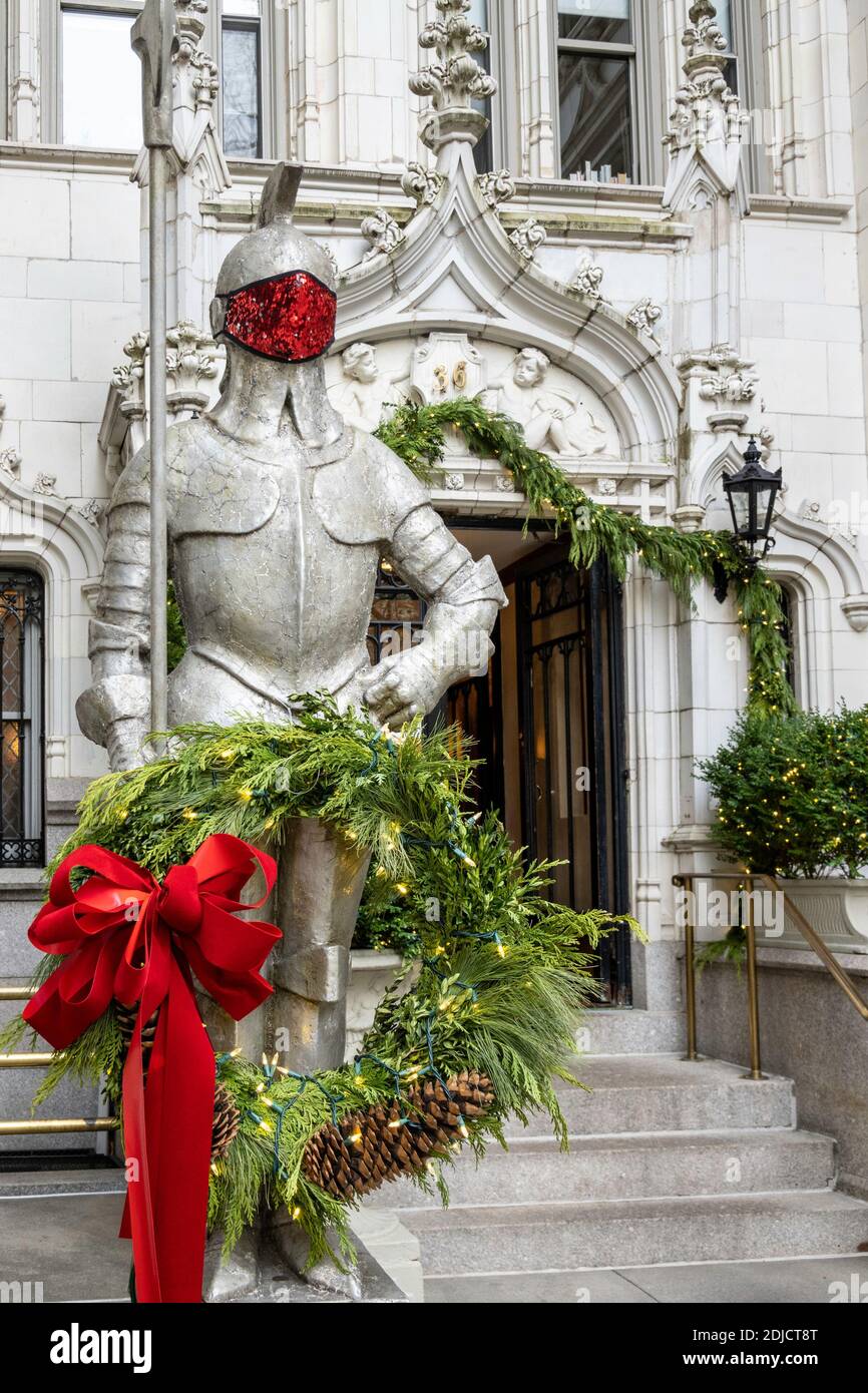 Gepanzerter Ritter Bewachung Wohnungshaus Eingang während der Weihnachtszeit, Gramercy Park, NYC Stockfoto