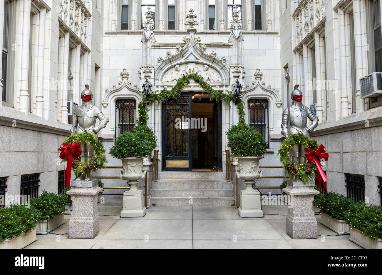 Gepanzerter Ritter Bewachung Wohnungshaus Eingang während der Weihnachtszeit, Gramercy Park, NYC Stockfoto