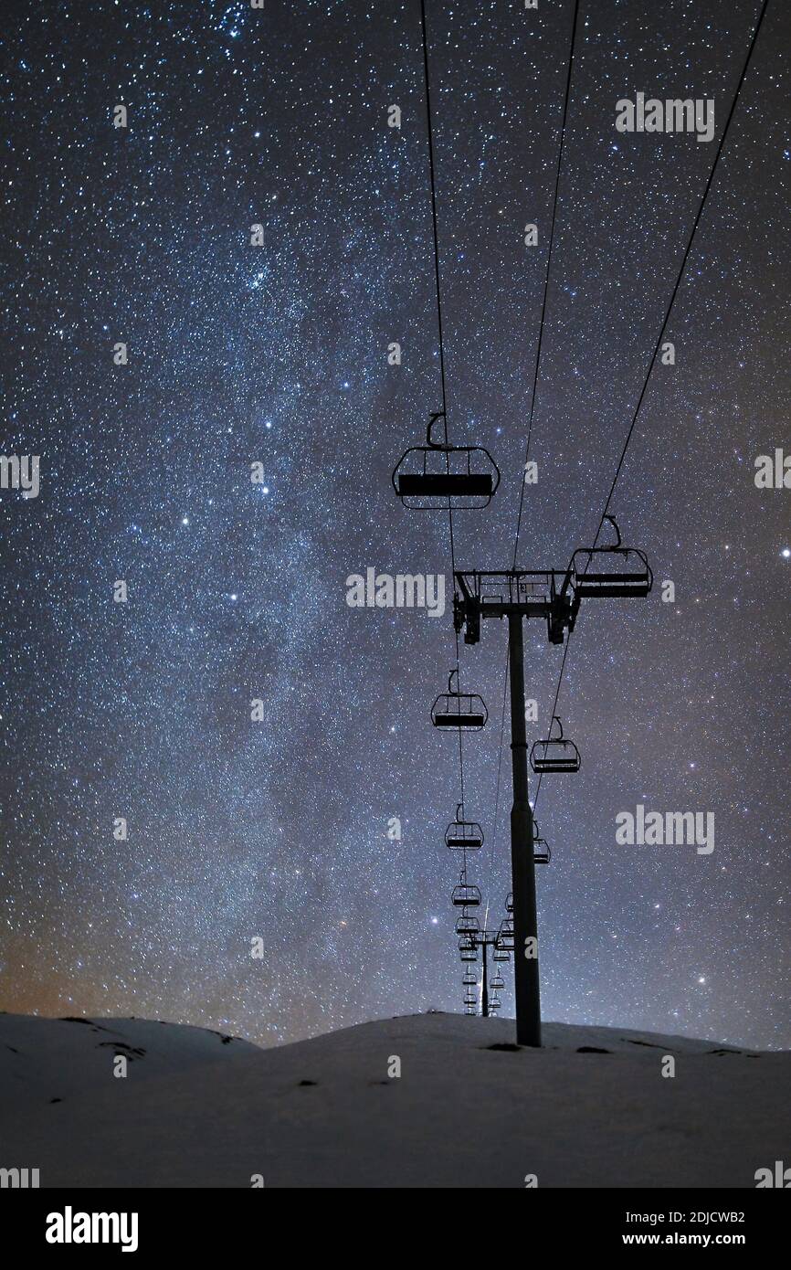 Skilift in der Nacht unter den Sternen im Himmel Stockfoto