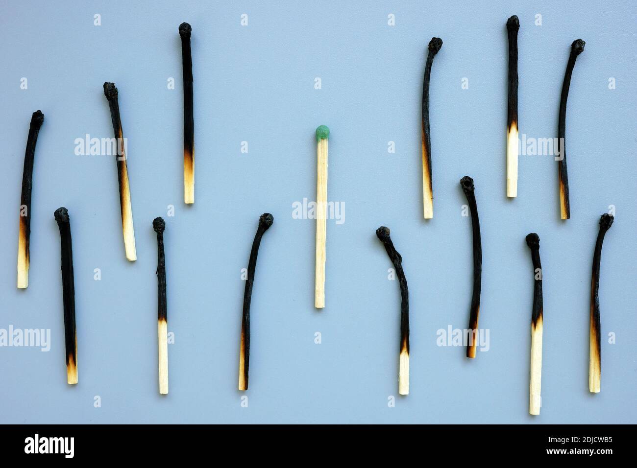 Burnout-Syndrom und Durchsetzungskonzept. Neue und verbrannte Matches. Stockfoto