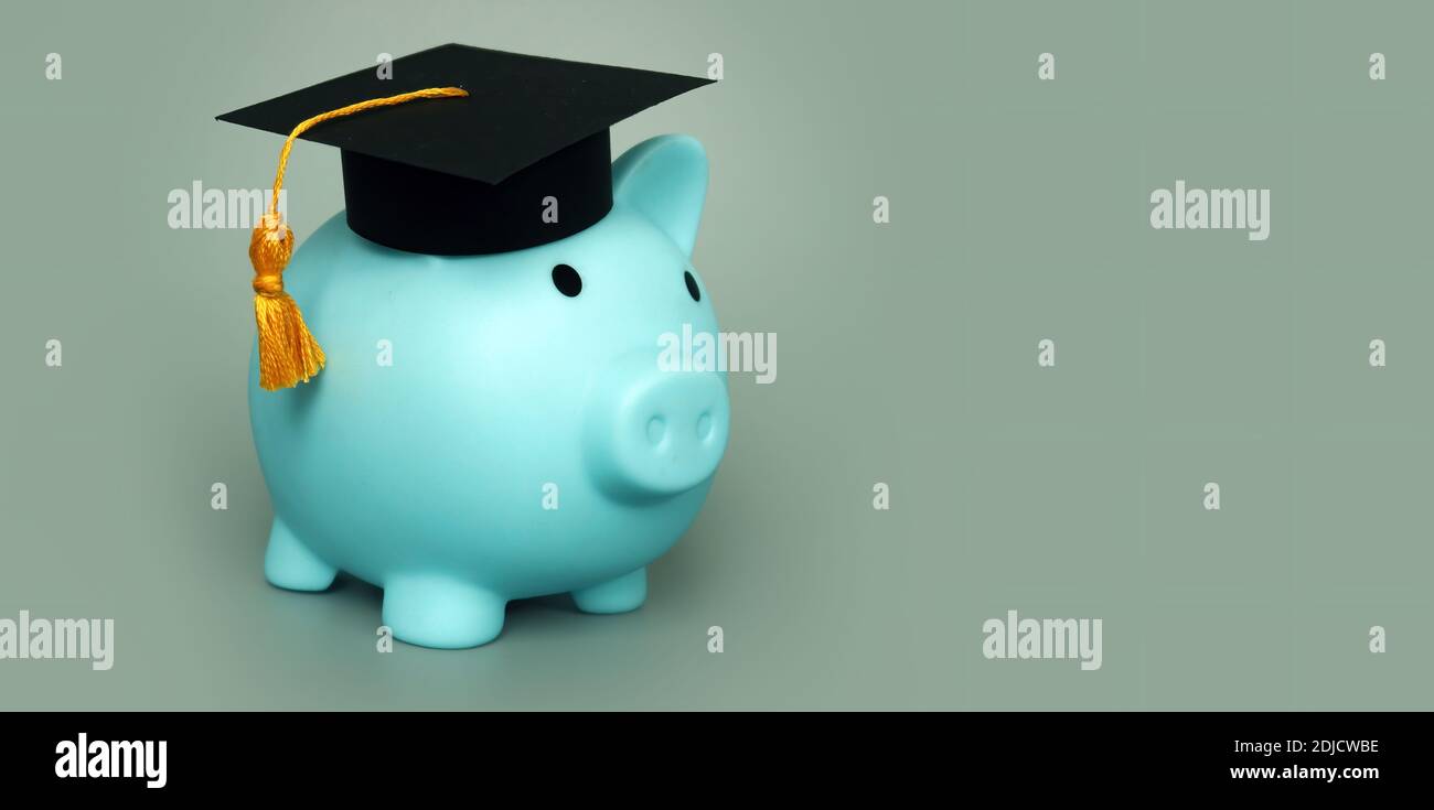 Sparschwein mit Abschlusshut als Symbol-Ersparnis für Bildung. Stockfoto