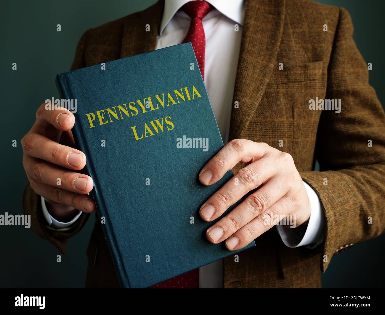 Man in Suit hält Pennsylvania Gesetz Code. Stockfoto