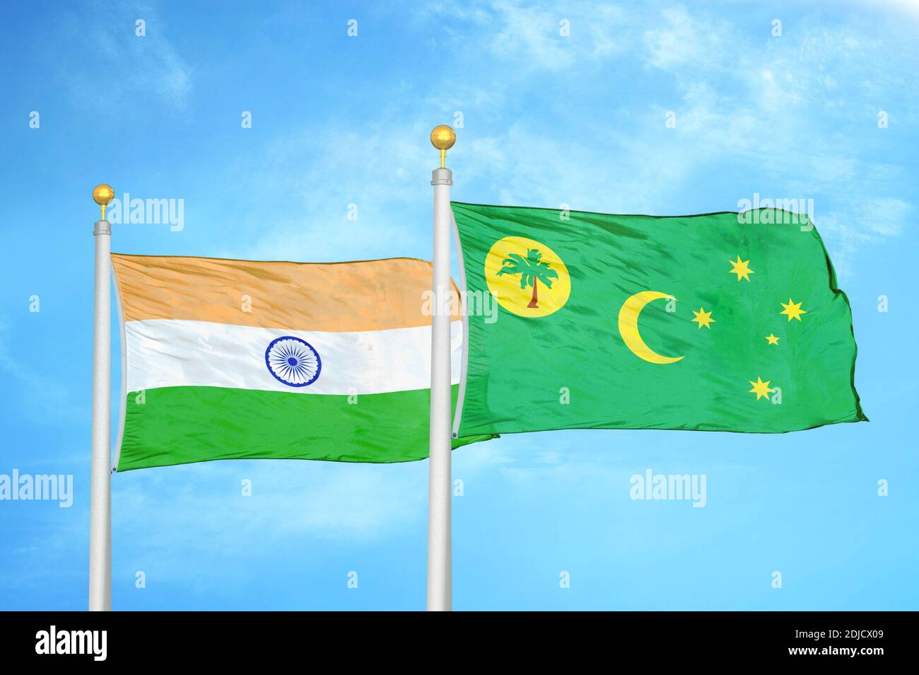 Indien und Kokos Keeling Inseln zwei Flaggen auf Fahnenmasten und Blauer wolkig Himmel Stockfoto