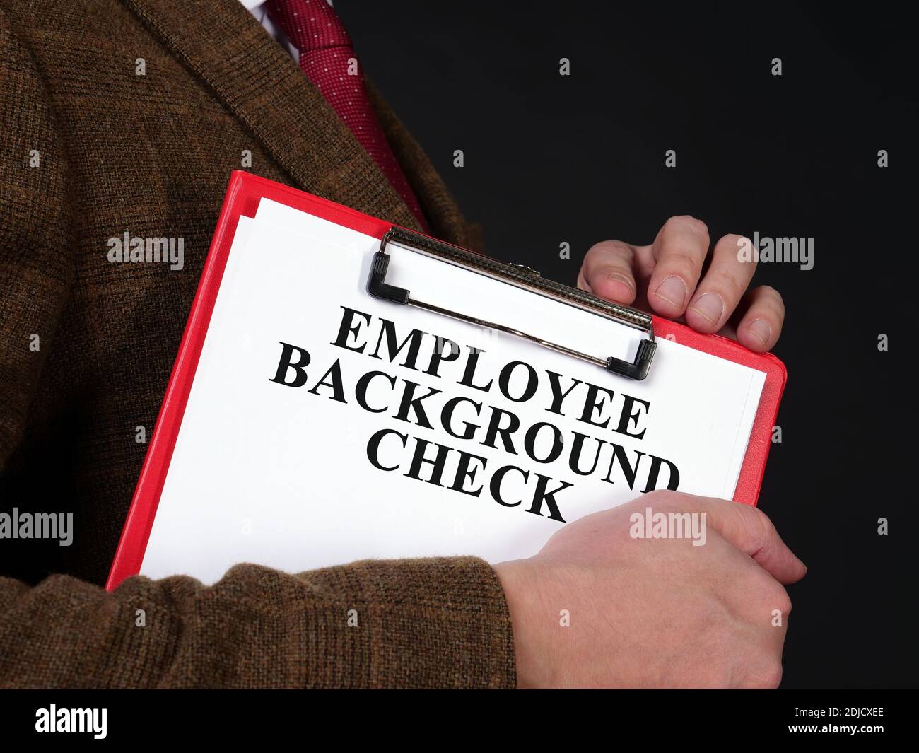 Der HR-Manager hält den Bericht zur Überprüfung des Mitarbeiterhintergrunds. Stockfoto