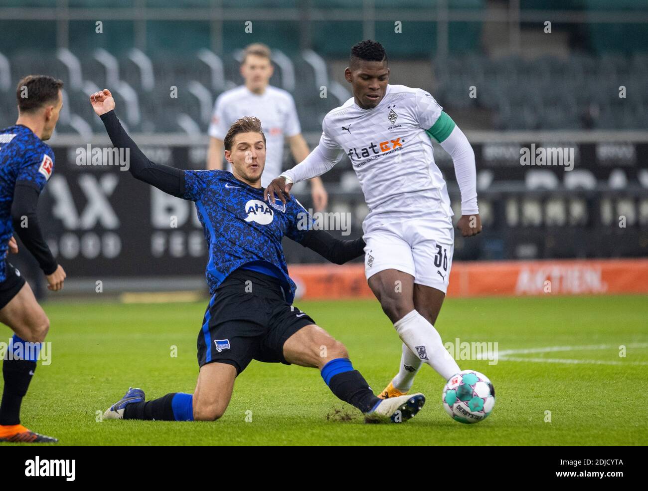 Breel Embolo (BMG), Niklas stark (Hertha) Borussia Mönchengladbach - Hertha BSC Berlin 27.10.2020, Fussball; 1. Bundesliga, Saison 2020/21 Foto: Mori Stockfoto