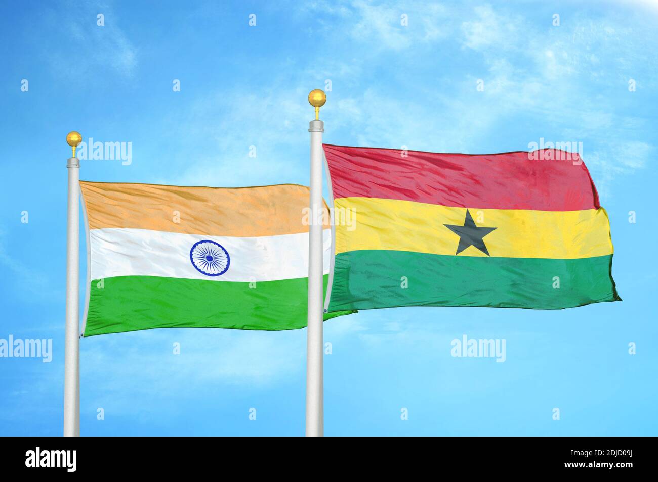 Indien und Ghana zwei Flaggen auf Fahnenmasten und blau bewölkt Himmel Stockfoto