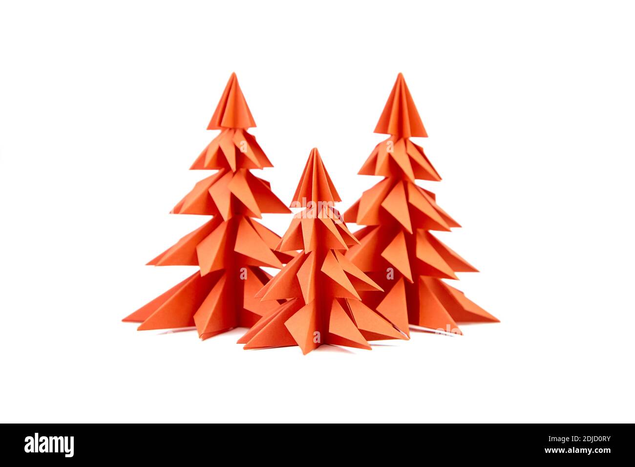 Papier Weihnachtsbäume, drei rote Tannen isoliert auf weißem Hintergrund Stockfoto