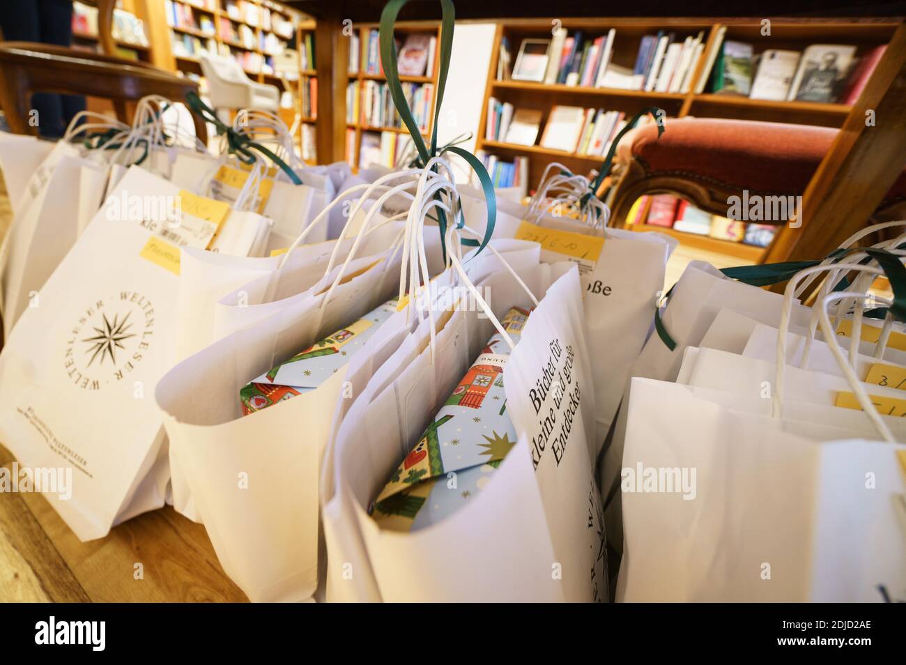 14. Dezember 2020, Hessen, Frankfurt/Main: Weihnachtlich verpackte Beutel stehen in der Frankfurter Buchhandlung Weltenleser zur Abholung bereit. Die hessischen Buchhandlungen bereiten sich auf die zweite Sperre vor, während die Kunden ihre letzte Chance nutzen, den Laden zu besuchen. Foto: Frank Rumpenhorst/dpa Stockfoto