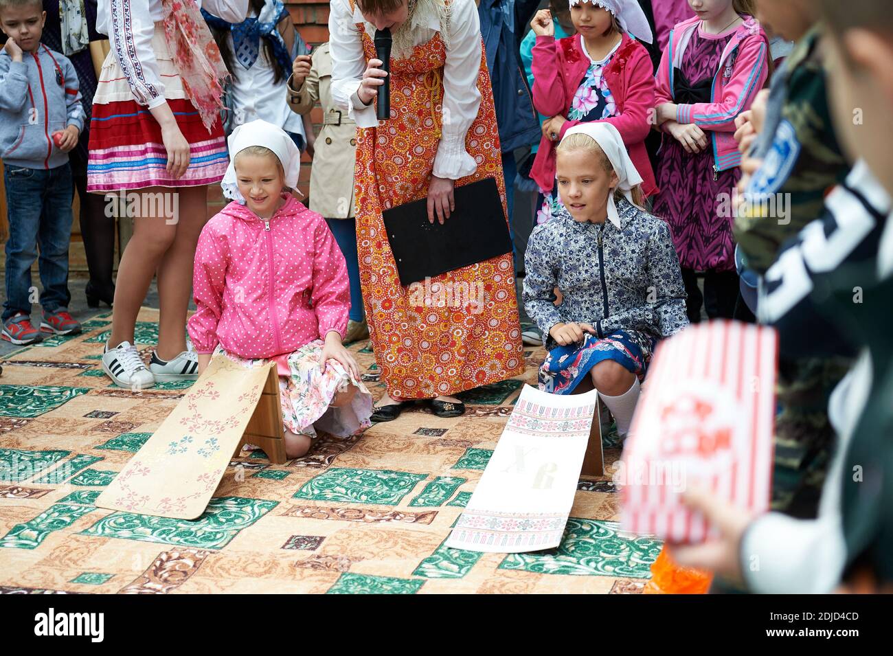 Verschiedene Nationen haben verschiedene Versionen des Spiels, in der Regel mit hart gekochten, verzierten Eiern gespielt. Stockfoto