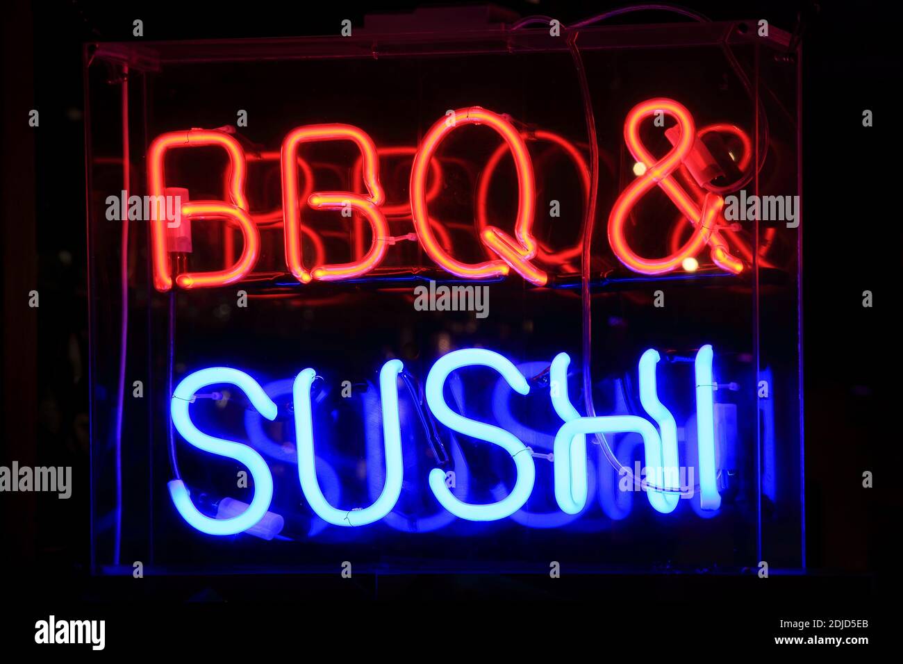 Neon-Schild in der Nacht Werbung Sushi-Fisch und Grillgerichte in einem japanischen Restaurant, Stock Foto Bild Stockfoto