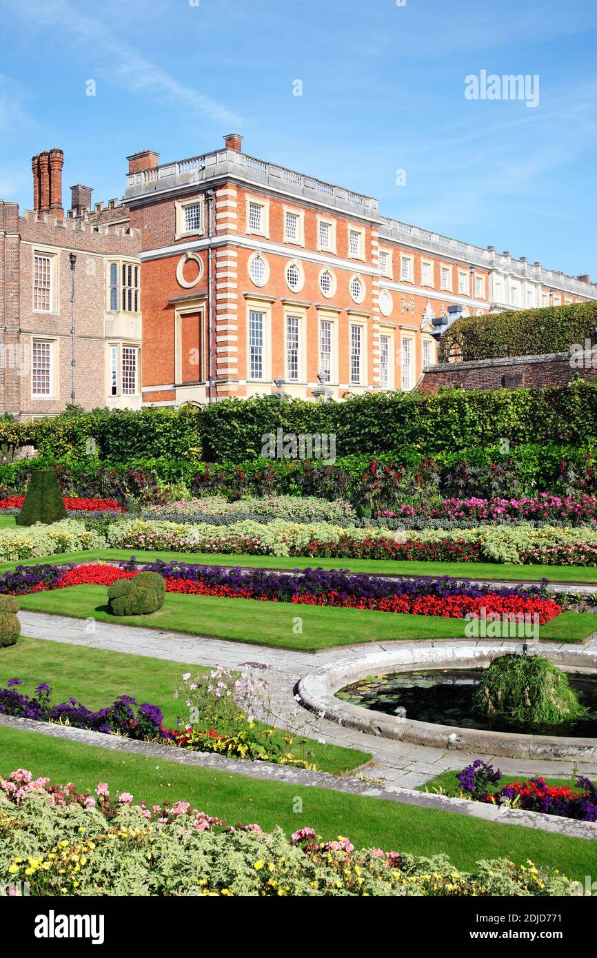 Der gepflegte Privy Garden des Hampton Court Palace in Surrey England Großbritannien die Heimat von König Heinrich VIII., die ist Ein beliebtes Reiseziel Tourist att Stockfoto