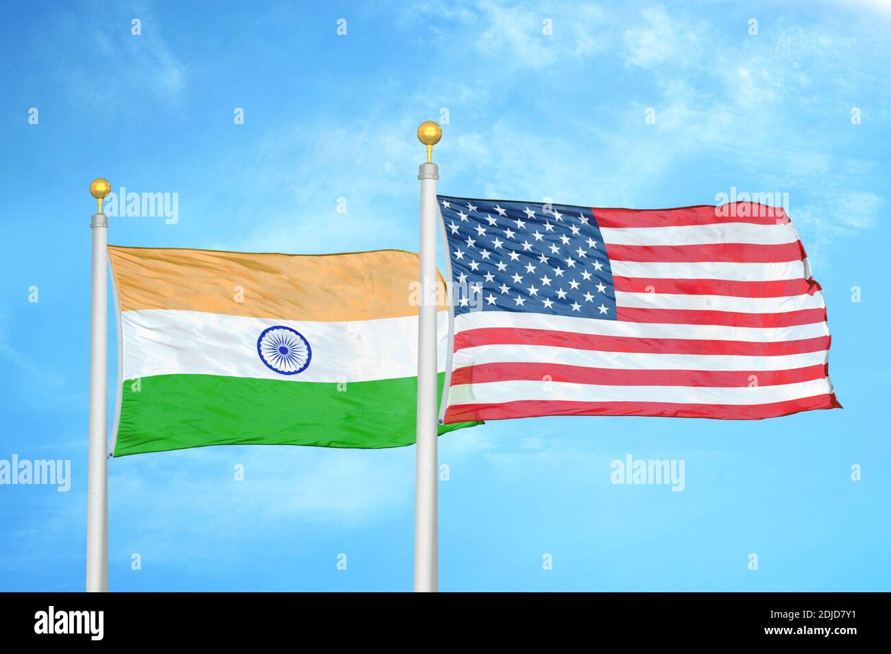 Indien und die Vereinigten Staaten zwei Flaggen auf Fahnenmasten und blau wolkiger Himmel Stockfoto