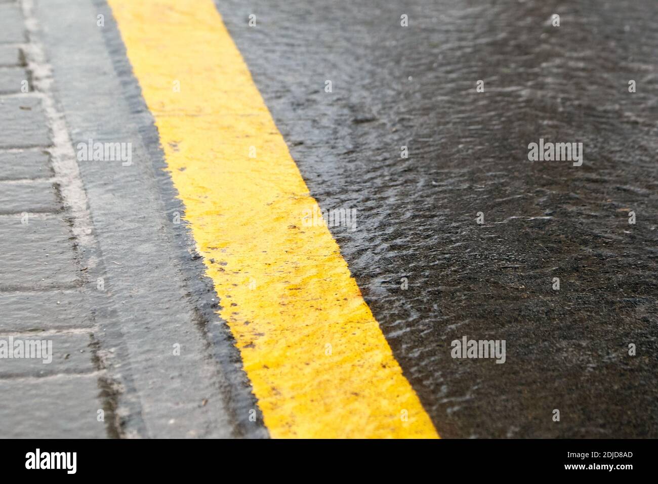 Eisverkrusteter Boden, eisige Straße, rutschige Straße, Winterwetter Stockfoto