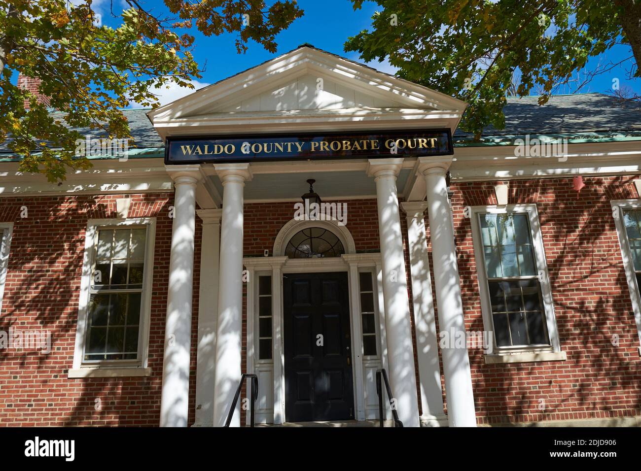 Der Vordereingang und die Fassade der weißen Säulen, roten Backstein Waldo County Probate Court. In Belfast, Maine. Stockfoto