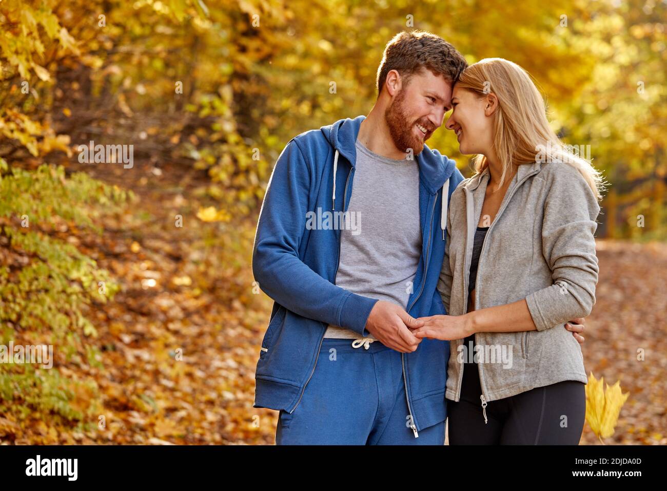 Schönes Paar im Herbst Natur, verliebt. Porträt von bärtigen männlichen und blonden weiblichen Umarmung, mit romantischen Zeit im Wald Stockfoto