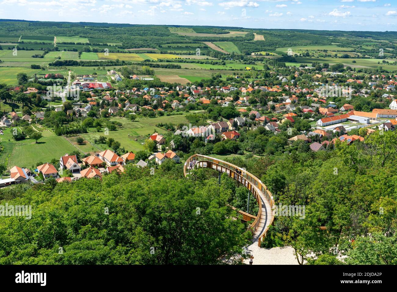 09.11.2020 - Pannonhalma, Ungarn: Abenteuer über den Wald und die Stadt Holzbaumkronenweg Weg über Pannonhalma Stockfoto
