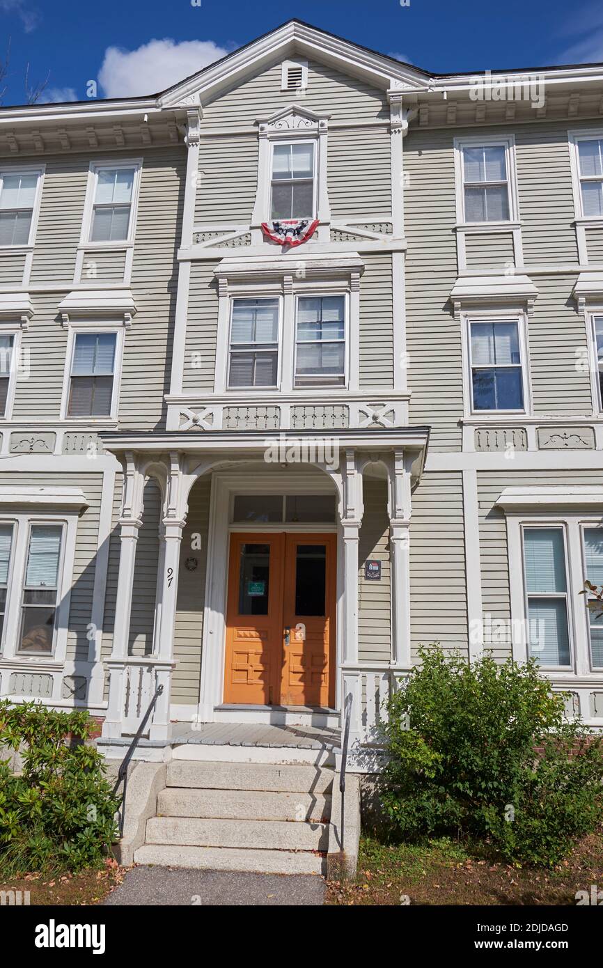 Ein Vordereingang, Fassade eines typischen historischen, viktorianischen, Klapptafel, Siding Wohngebäude in Belfast, Maine. Stockfoto