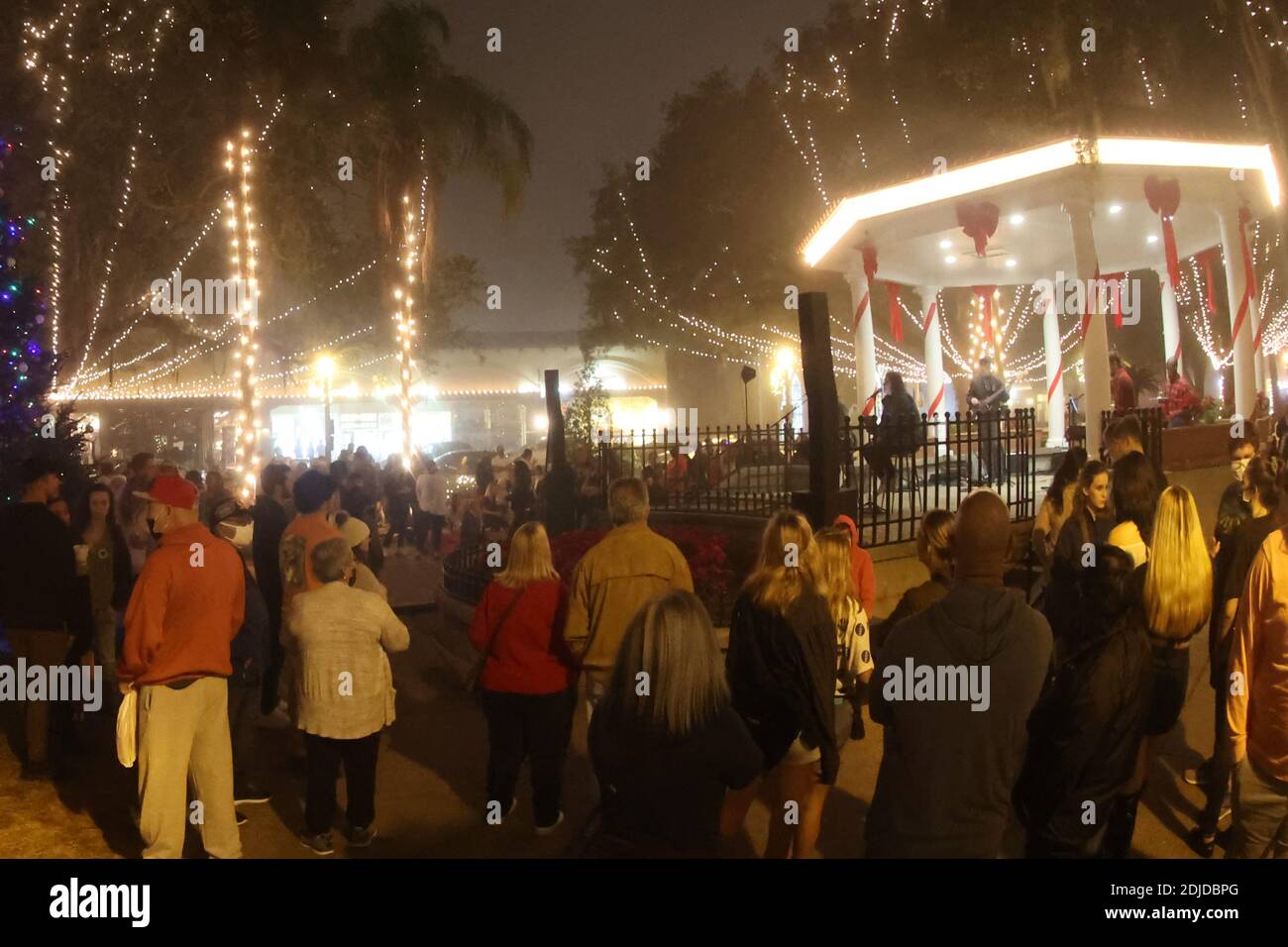 St. Augustine, FL, USA. Dezember 2020. Blick auf maskenlose Besucher bei der 27. Annual Night of Lights in St. Augustin, Florida am 13. Dezember 2020. Kredit: Mpi34/Media Punch/Alamy Live Nachrichten Stockfoto