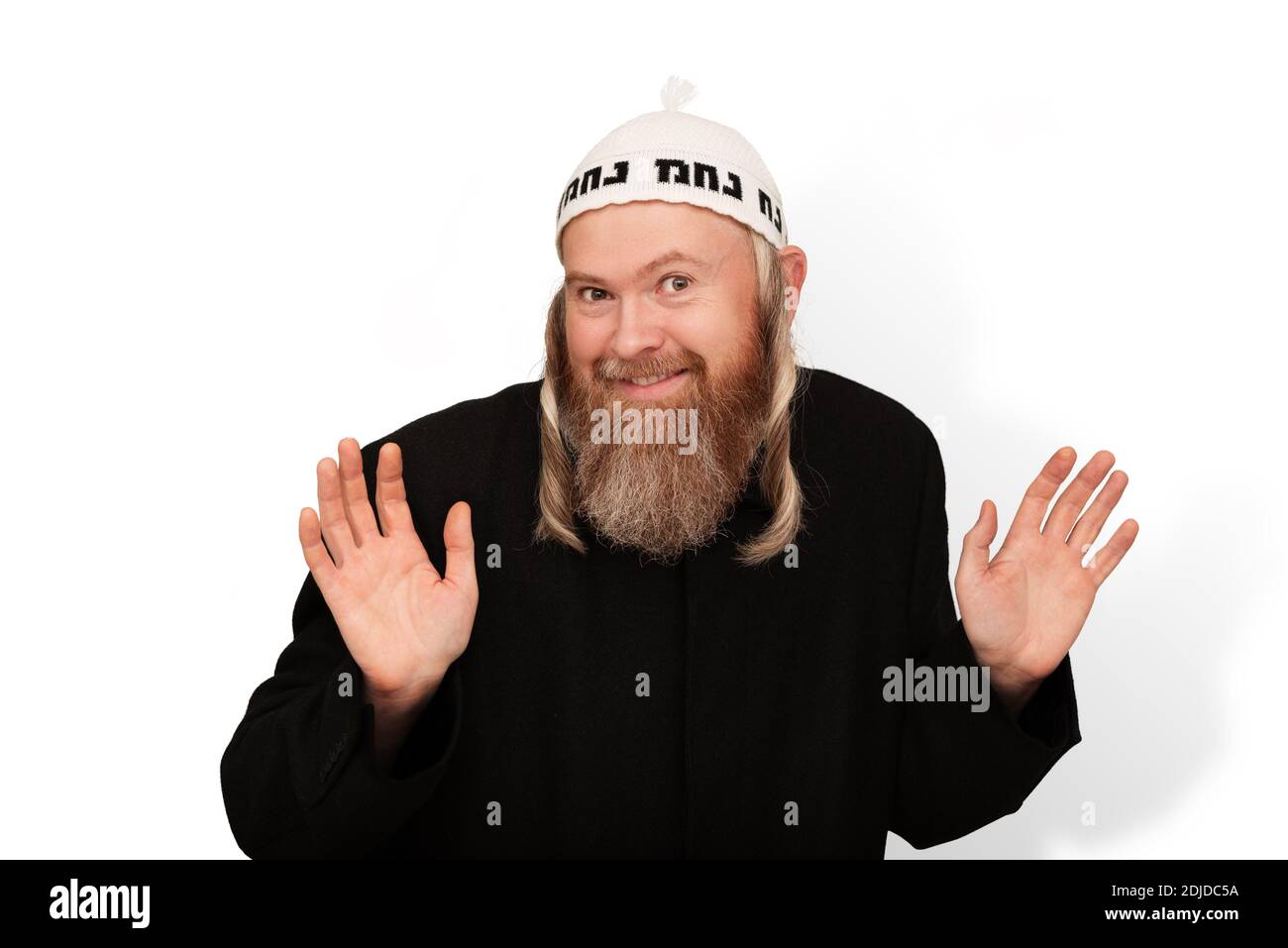 Lächelnder bärtiger orthodoxer jüdischer Mann isoliert auf weißem Hintergrund. Fröhlicher charismatischer Jude mit Seitenschwänzen in weiß yarmulke Stockfoto