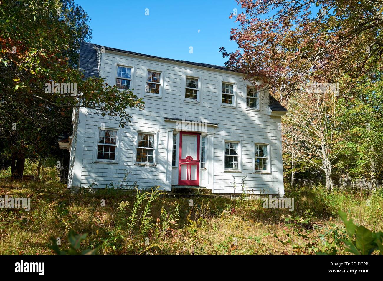 Der Vordereingang, Fassade eines typischen historischen weißen Schindelbauernhauses, Haus in Surry, Maine. Stockfoto
