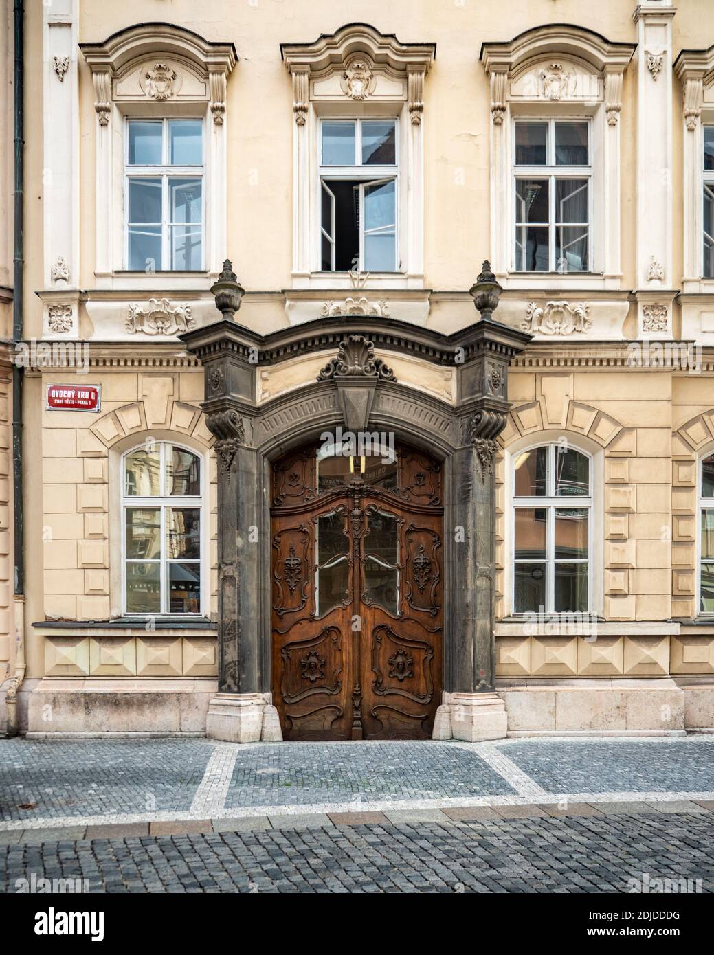 Prager Stadthaus. Eine verzierte Holztür und ein aufwändiger Eingang zu einem typischen Stadthaus in der Altstadt von Prag im Zentrum der Tschechischen Republik. Stockfoto