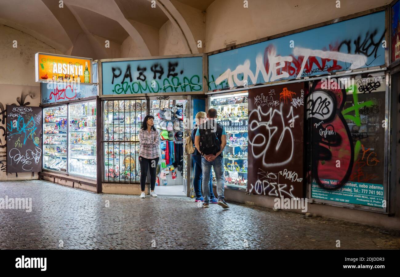 Absinth Shop, Prag. Touristen Schaufensterbummel ein Absinthgeschäft in einem krauscheren Stadtteil von Prag mit dem Ladenbesitzer wartet an der Tür. Stockfoto