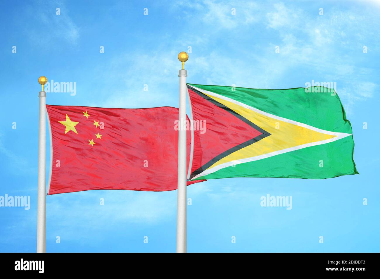 China und Guyana zwei Flaggen auf Fahnenmasten und blau bewölkt Himmel Stockfoto