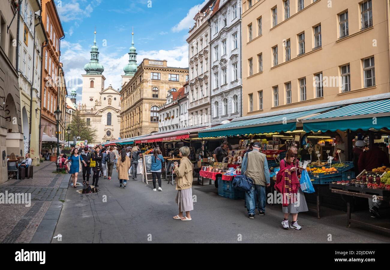 Eine Prager Straßenmarktszene, die sich gegen die traditionelle Architektur des Altstadtviertels der Hauptstadt der Tschechischen Republik ansetzt. Stockfoto