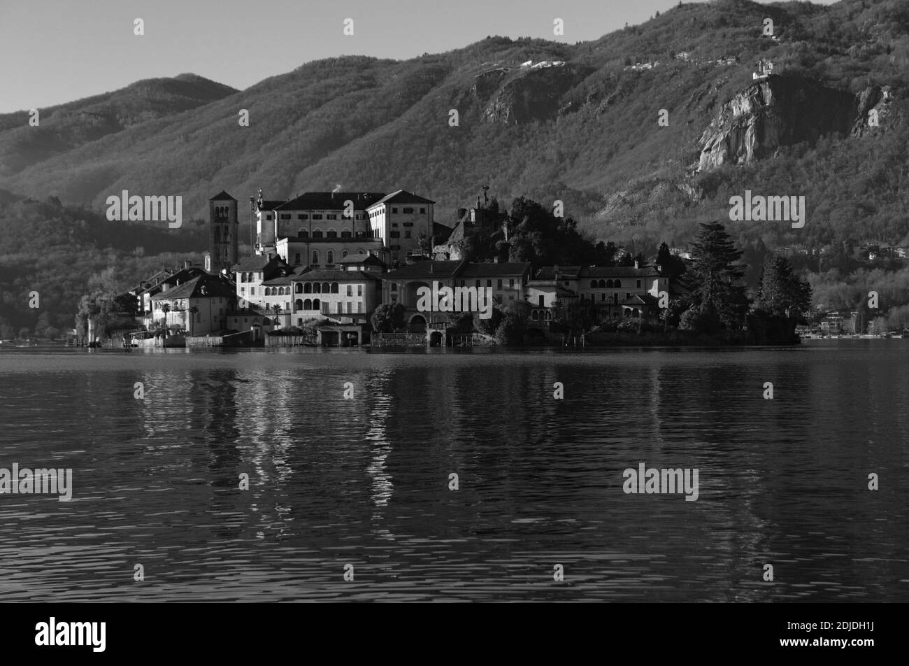Orta San Giulio, Piemont, Italien. Die Insel in schwarz und weiß Stockfoto