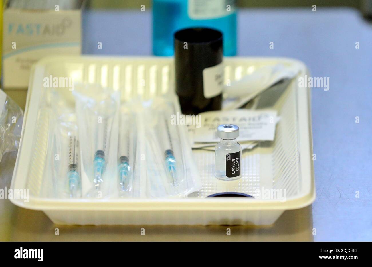 Injektionen des Impfstoffes Pfizer/BioNtech covid-19 in einer von Hausärzten geführten Klinik in Chalfont St Peter, Buckinghamshire, während Hunderte von Impfzentren für Covid-19, die von lokalen Ärzten betrieben werden, in ganz England eröffnet werden. Stockfoto