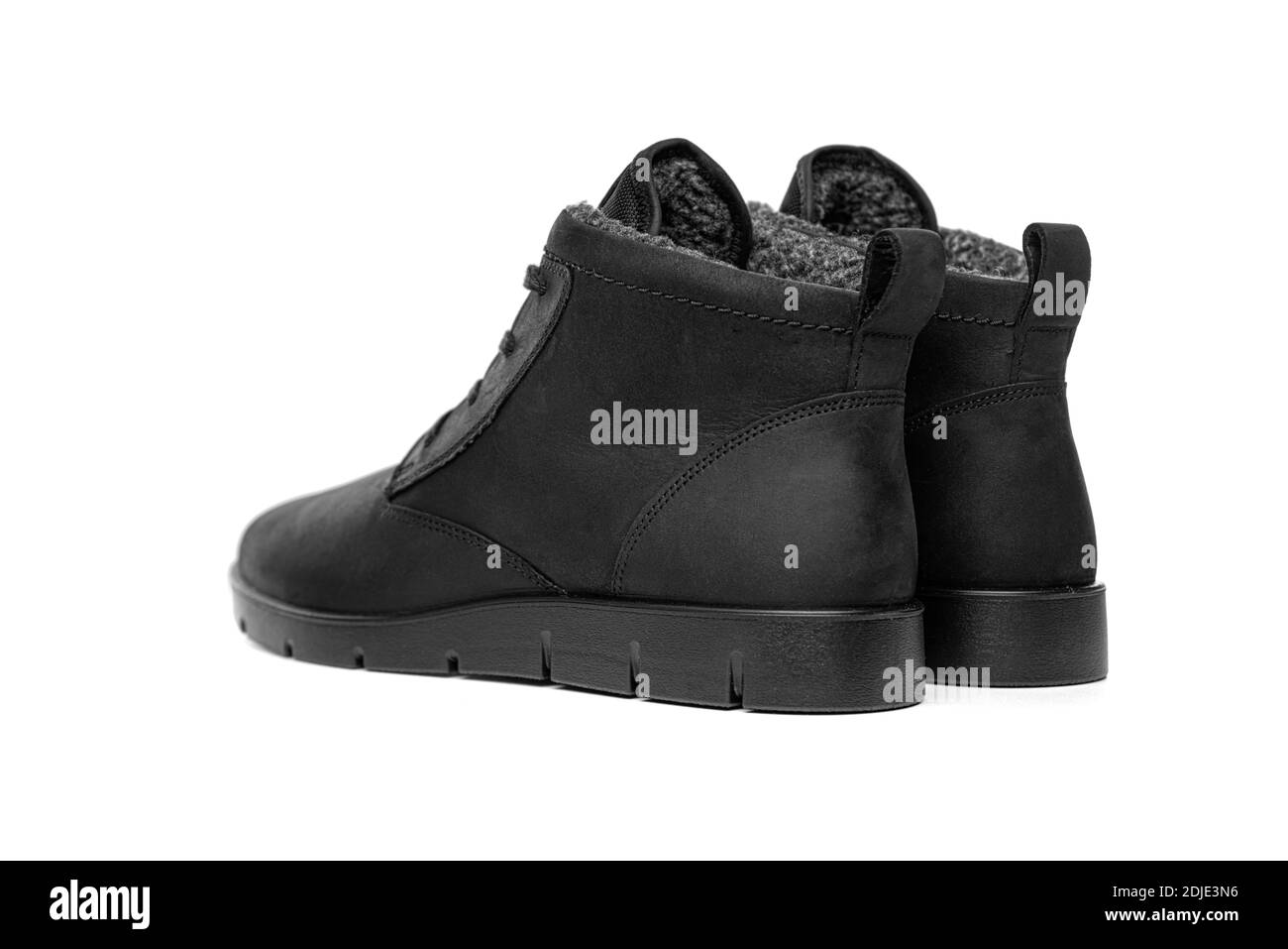 Winterschuhe isoliert auf weißem Hintergrund. Schwarze Winterstiefel Stockfoto
