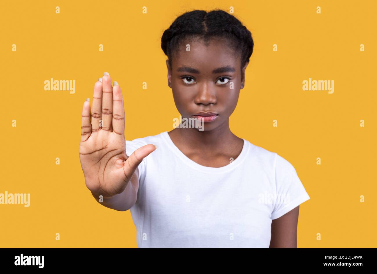 Bestimmte Afrikanische Frau Gestik Stoppen Sie Posiert Stehen Über Gelben Hintergrund Stockfoto