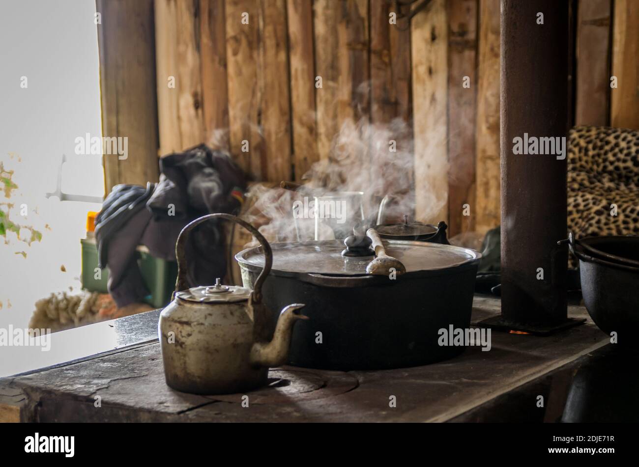 Schöner Stahlkessel auf Holzofen in der Landschaft Stockfoto