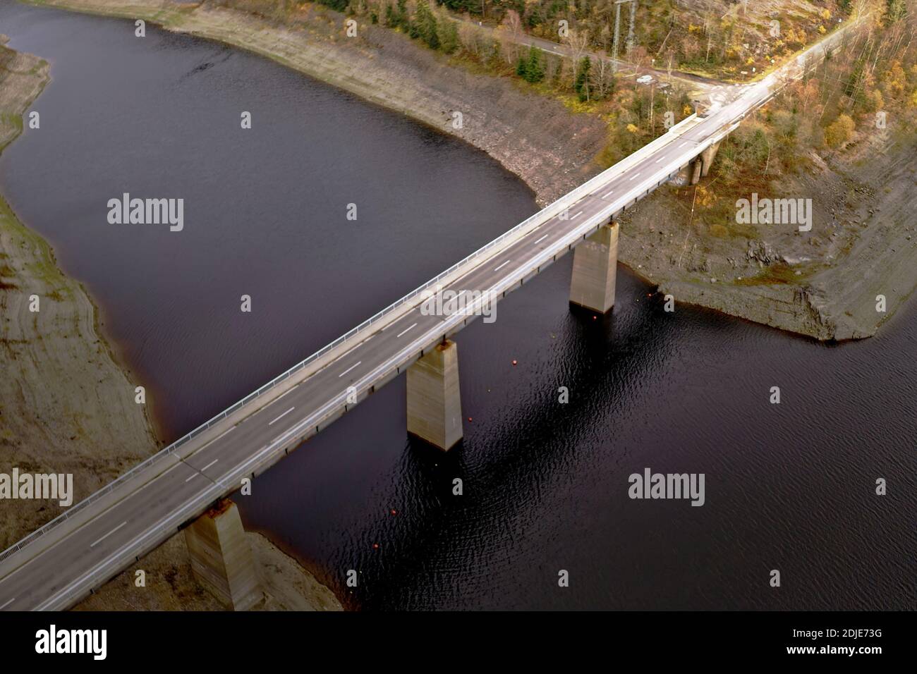 Brücke über das Seitenbecken eines Staudamms in einer deutschen Bergkette, Luftaufnahme Stockfoto