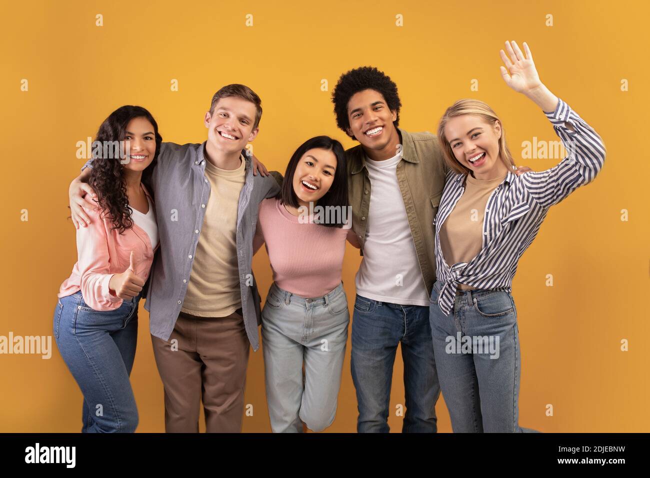 Ausbildung an der Universität oder Hochschule im Ausland. Fröhliche junge multirassische internationale Studenten haben Spaß Stockfoto